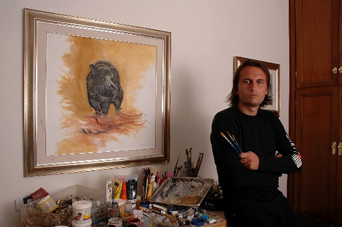 Gonzalo Molla en su taller, junto a una de sus obras