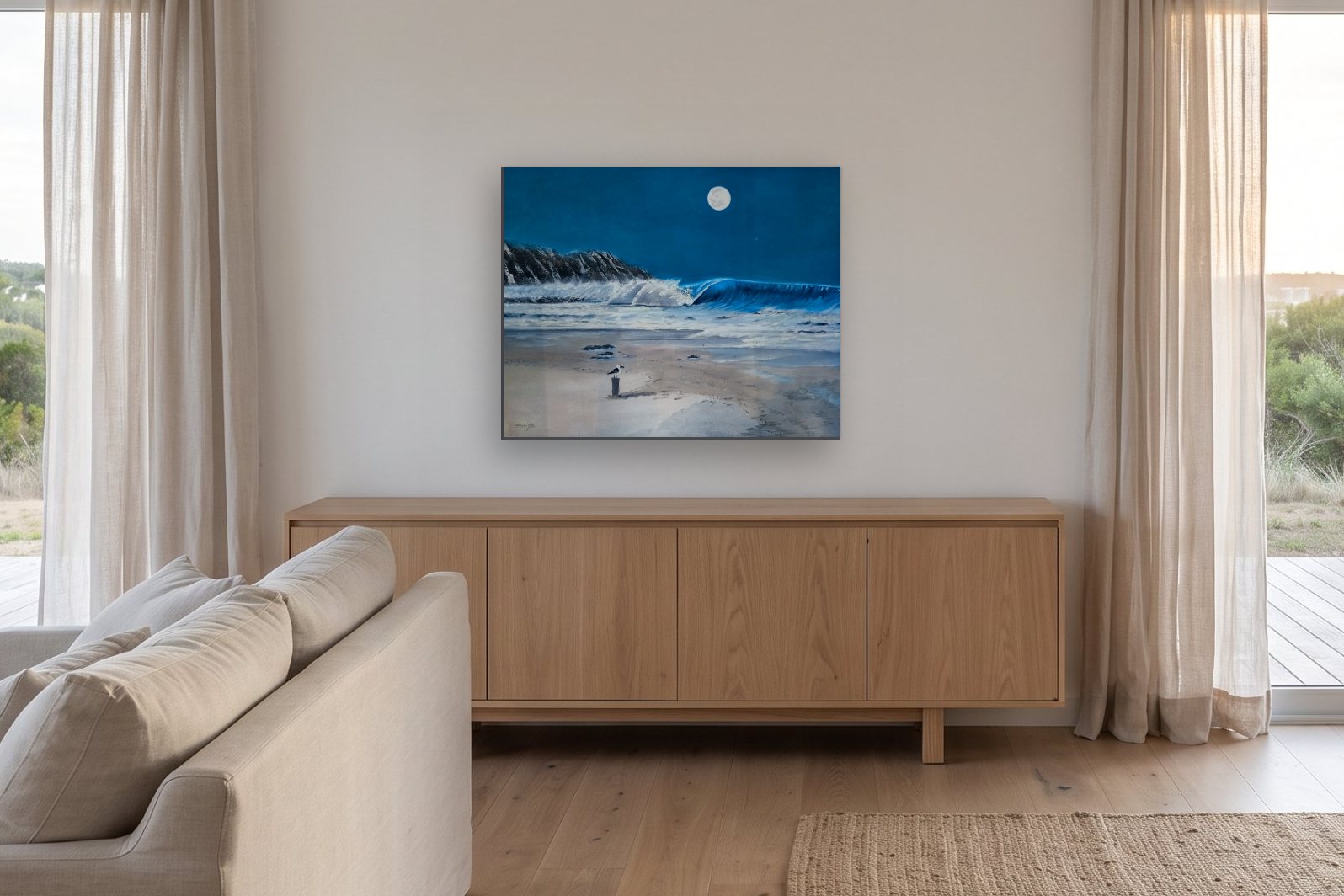 Luna llena — obra de Gonzalo Molla colgada sobre un aparador